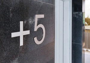 oznakowanie-zewnetrzne-litery-nr-pietra